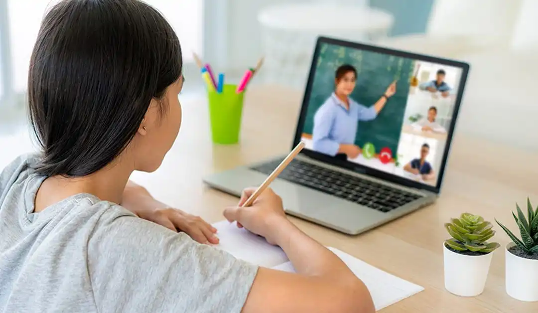 Estudiante en una clase modelo online con su profesor