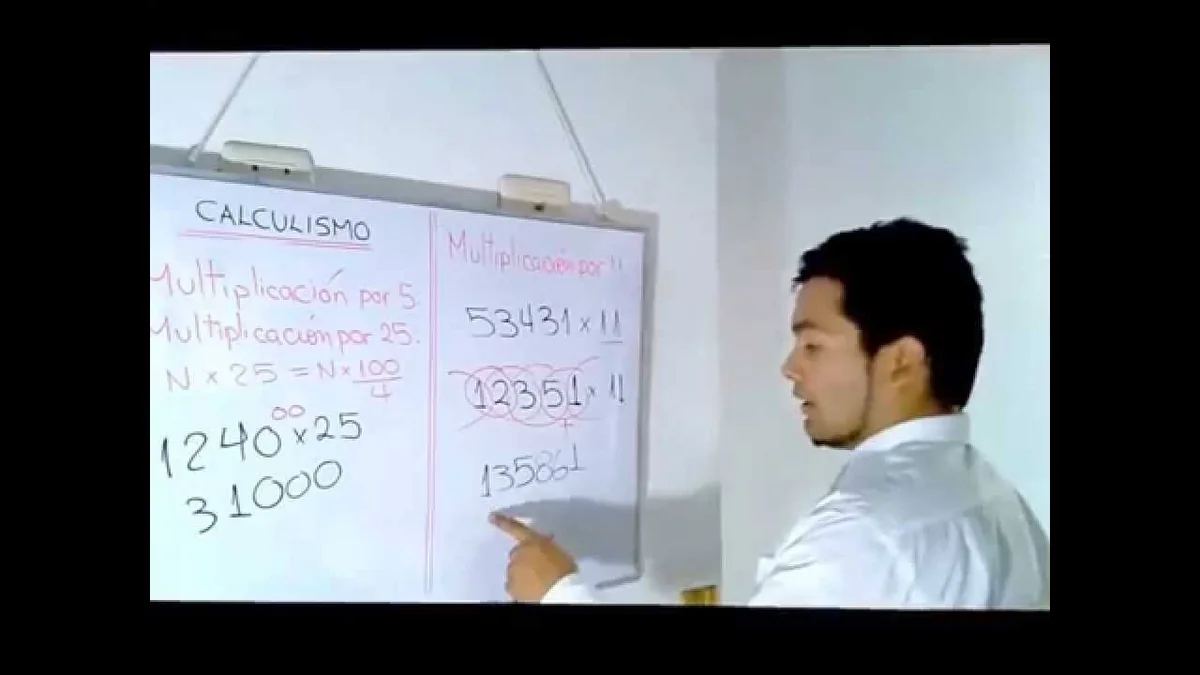 Profesor explicando cálculo mental en la pizarra