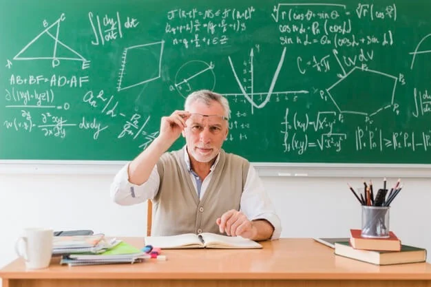 Profesor de matemáticas sonriendo en el aula