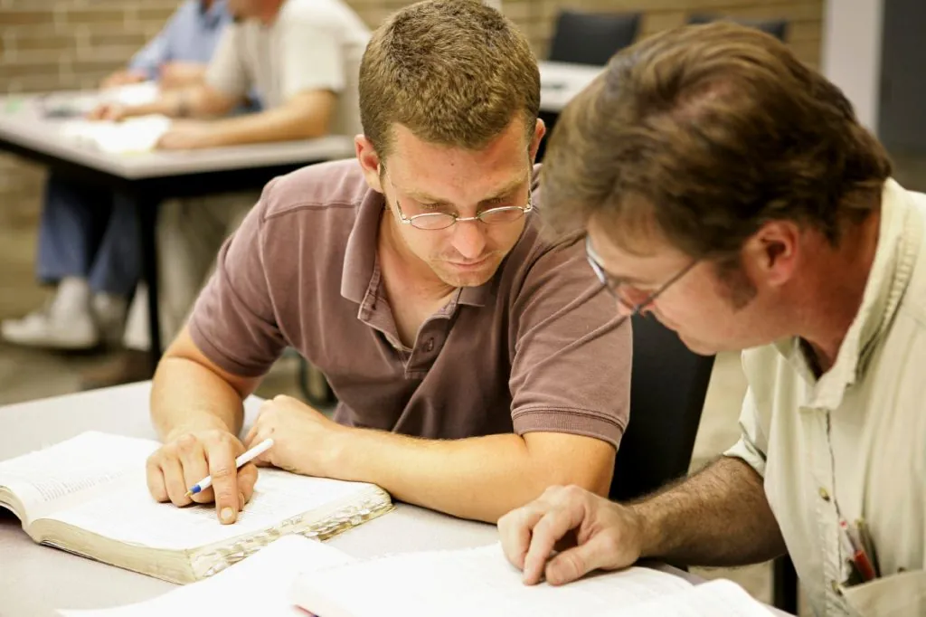Estudiantes de economía repasando con un libro
