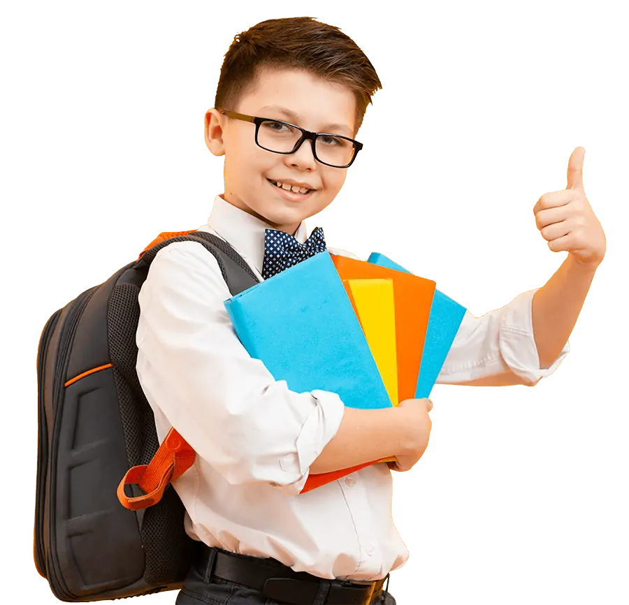 Estudiante sonriendo con libros en clases de matemáticas