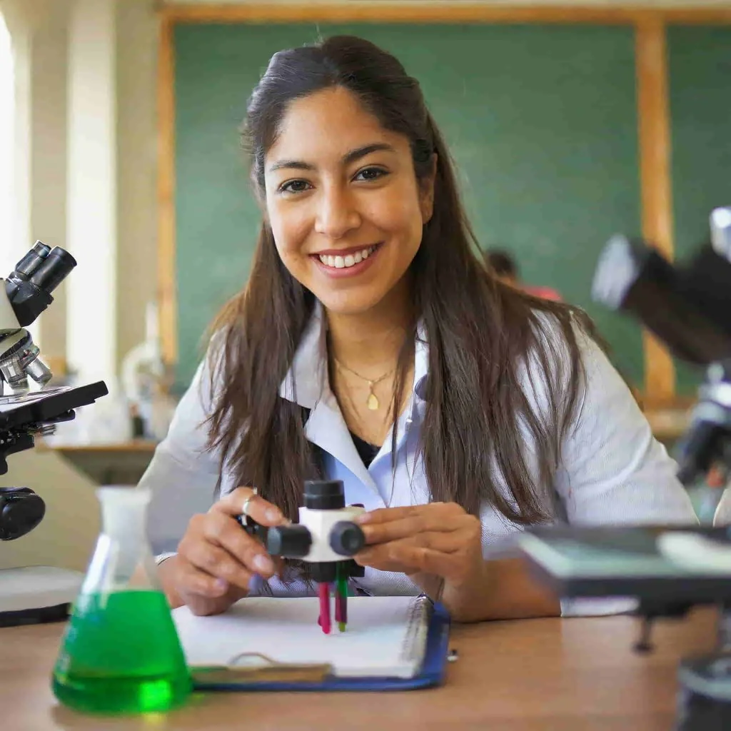 Profesora de ciencias con microscopio en el laboratorio