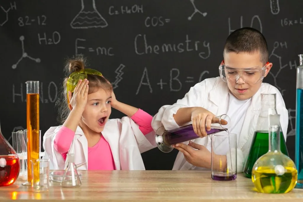 Niños haciendo experimentos en clase de biología